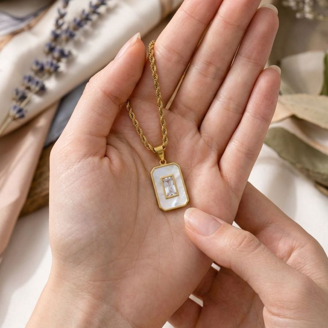Elegant White Pendant Lockit
