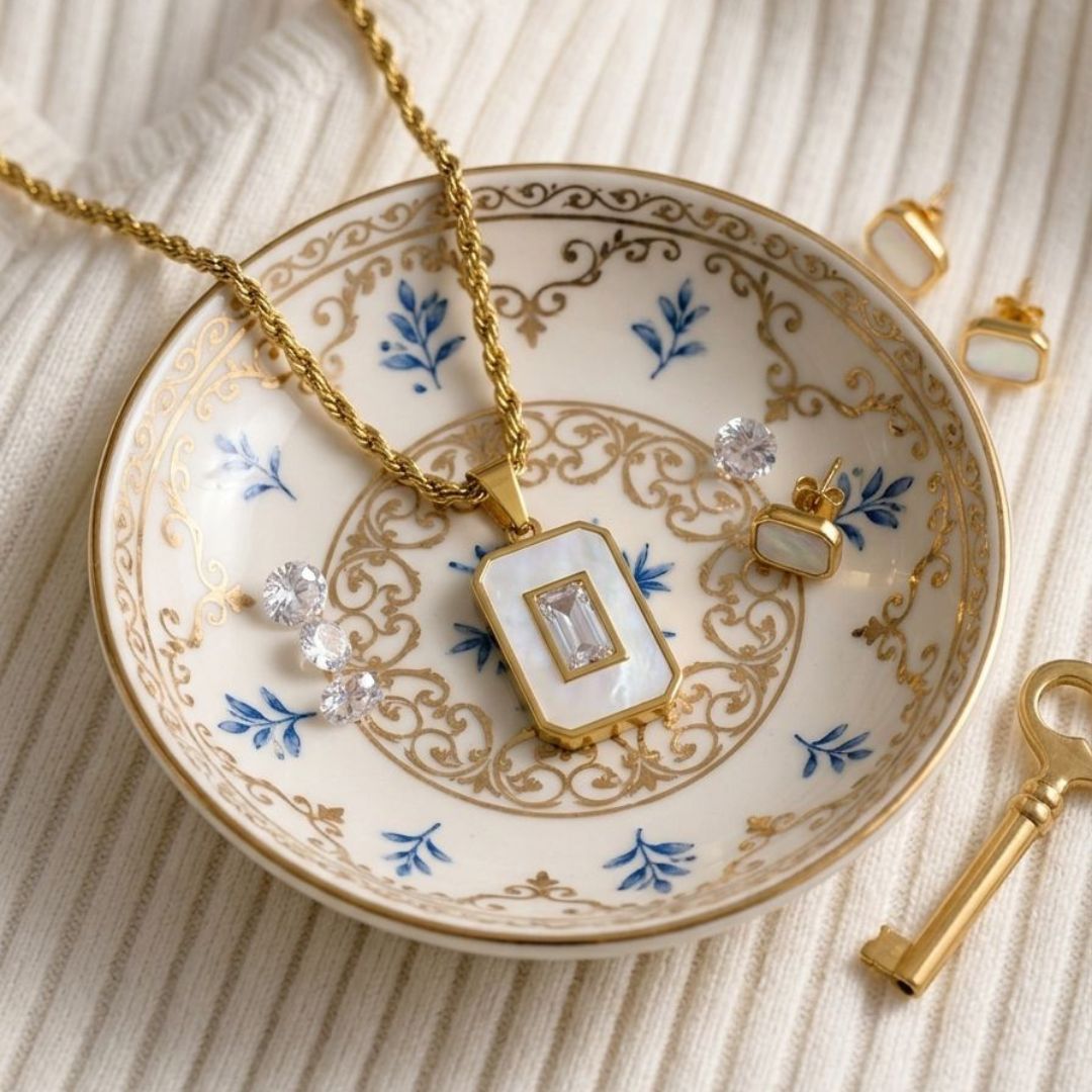 Elegant White Pendant Lockit