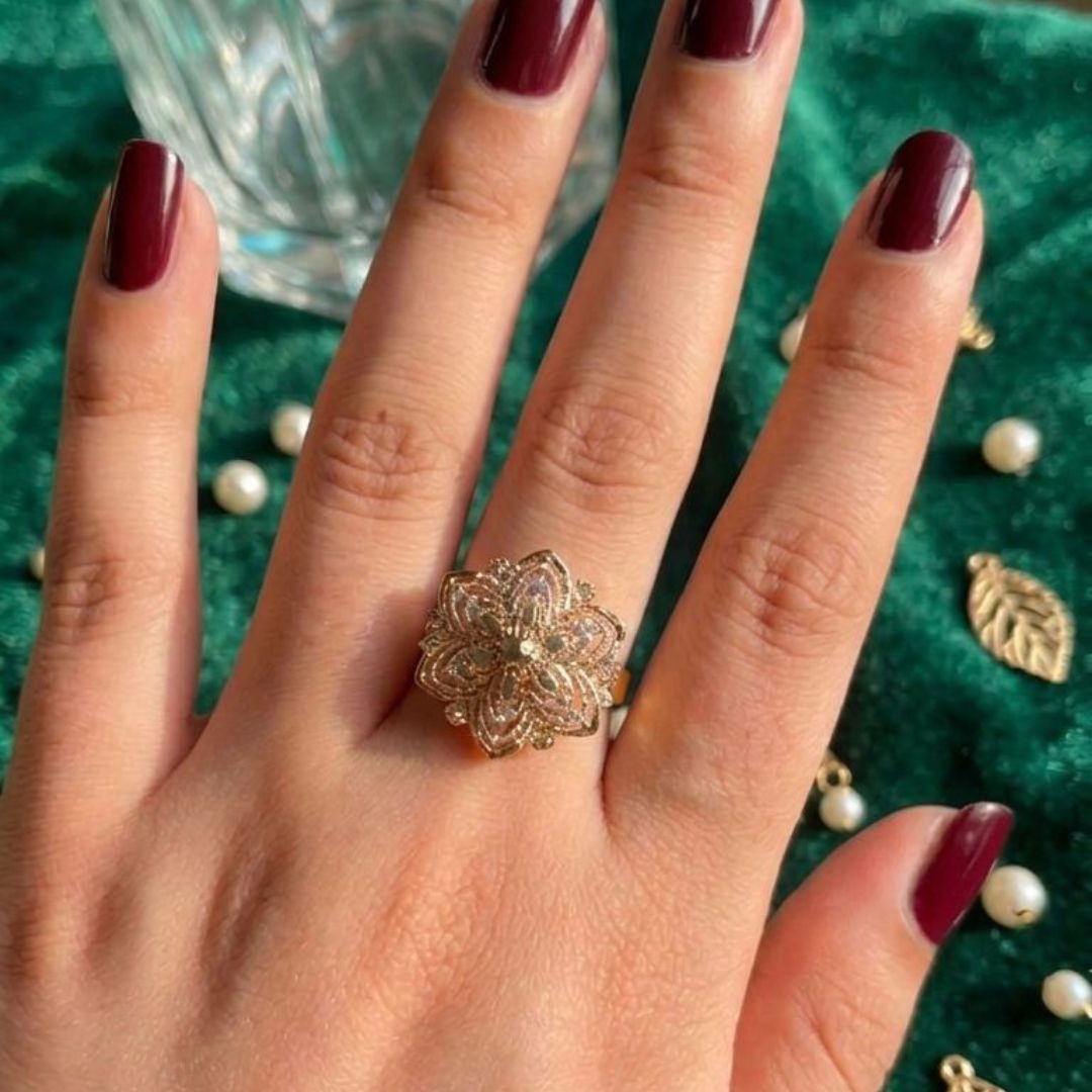 ✨ Elegant Floral Gold Ring 💍🌸