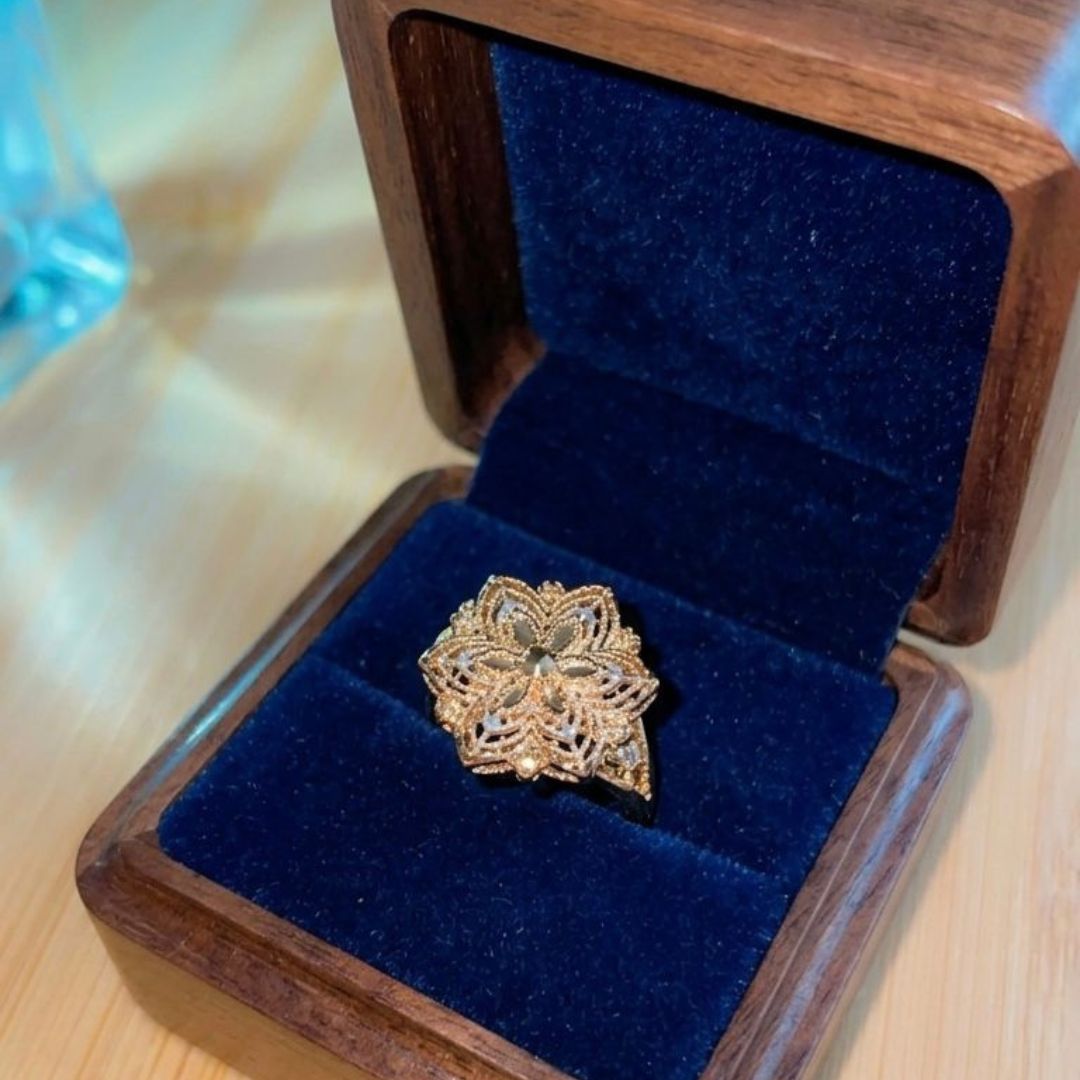 ✨ Elegant Floral Gold Ring 💍🌸